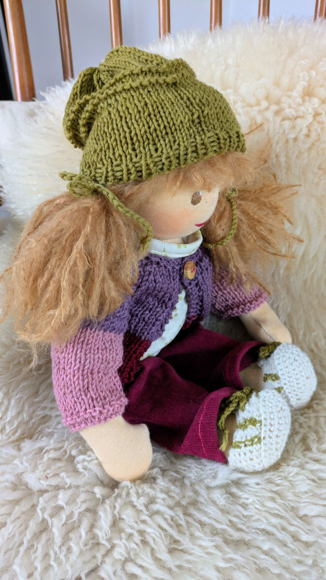 handgemachte Stoffpuppe kaufen, Waldorfart, eigene Puppe anfertigen lassen, individuelle Wunschpuppe, Puppenhandwerk,  Heilungspuppe, inneres Kind Puppe, Puppenfreundin fürs Leben, ökologische Stoffpuppe, bio-fair, Selbstfürsorge, diverse Puppen