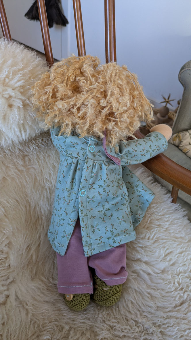 handgemachte Stoffpuppe kaufen, Waldorfart, eigene Puppe anfertigen lassen,individuelle Wunschpuppe, Puppenhandwerk, Puppe die aussieht wie mein Kind, nach Kinderfotos, Puppe mit Feuermal, Naevus flammeus, Hautstigma, Hautauffälligkeit, Hifsmittel, Empowe