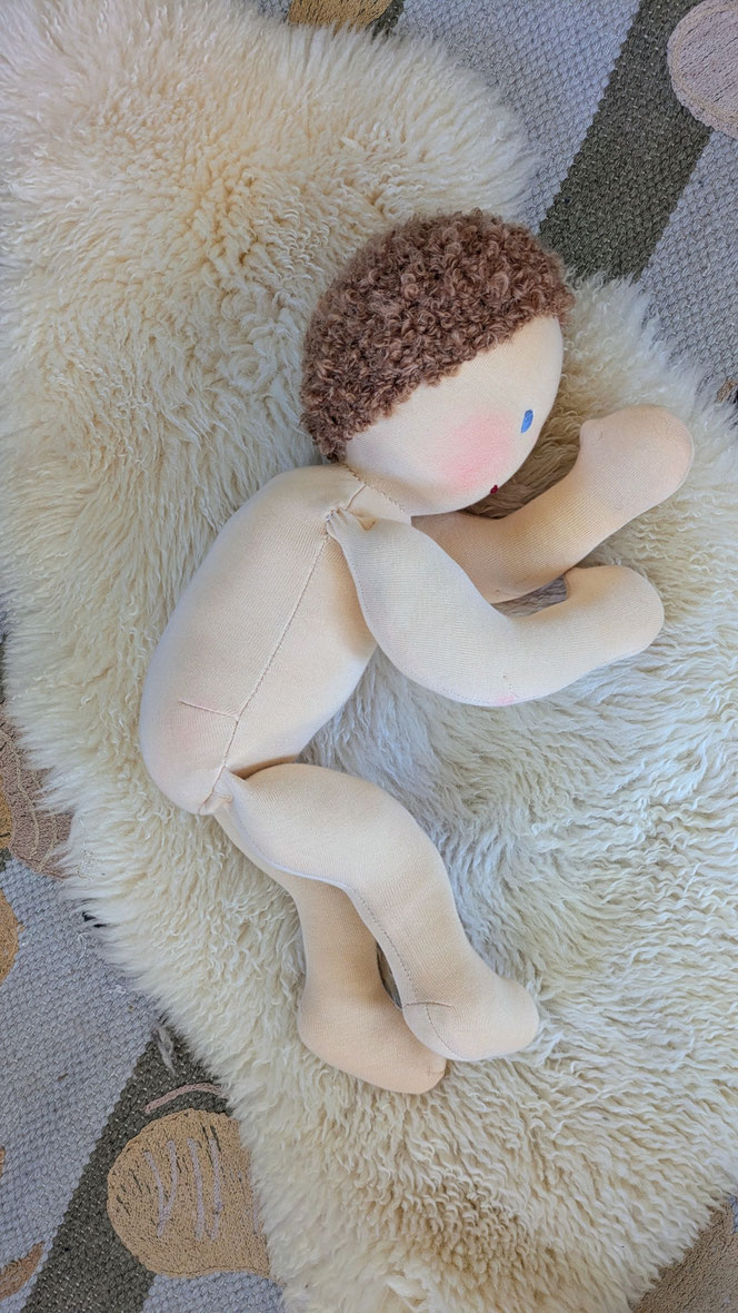 Therapiepuppe für die Kinderphysiotherapie nach z.B. Vojta oder Bobath, Demopuppe, Schulungspuppe, Übungspuppe, weiche bewegliche Therapiepuppe mit anbeugbaren Gliedern, handgemachte Stoffpuppe kaufen, Waldorfart, flexible lebensgroße Babypuppe