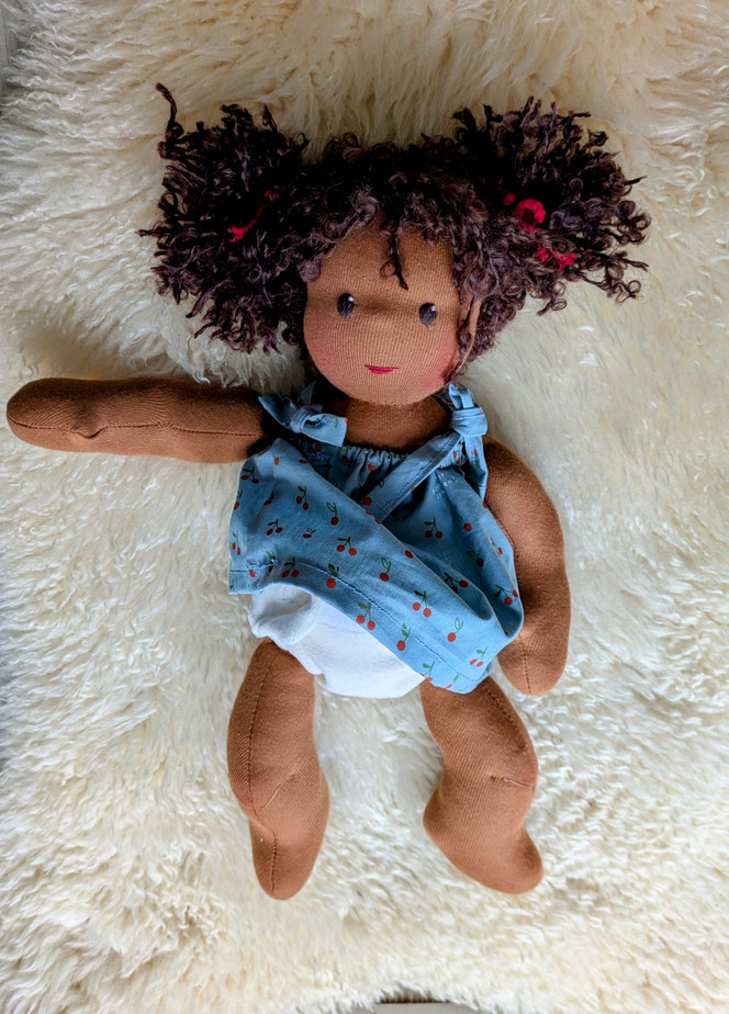 Tamika, handgemachte Stoffpuppe kaufen, afrodeutsche Puppe, schwarze Puppe, afrikanische Puppe, Waldorfart, Puppenhandwerk, ökologische Kinderpuppe, schwarzes Puppenbaby, individuelle Wunschpuppe, Stoffpuppe aus bio-fairen Naturmaterialien, diverse Puppen