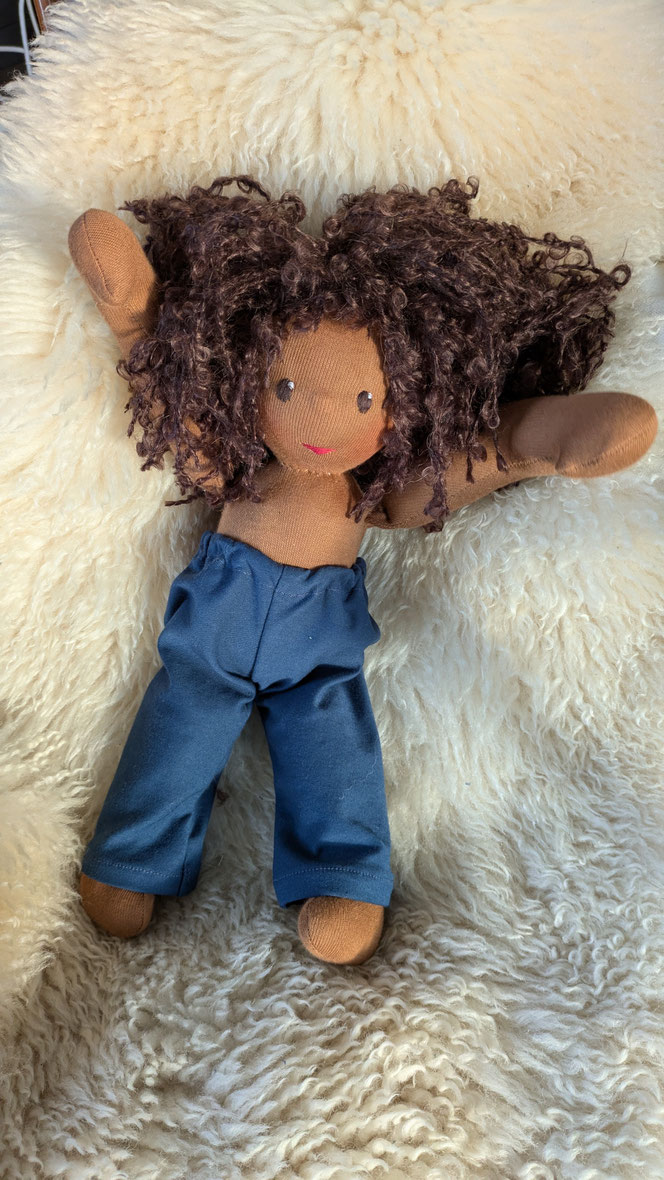 handgemachte Stoffpuppe kaufen, Waldorfart, eigene Puppe anfertigen lassen, individuelle Wunschpuppe, Puppenhandwerk, schwarze Puppe, BiPoC, afrodeutsche Puppe, Puppenfreundin fürs Leben, ökologische Kinderpuppe, bio-faire Naturmaterialien