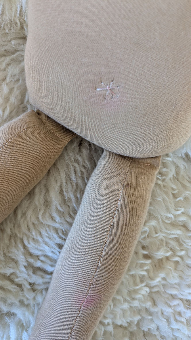 asiatische Puppe, POC-Puppe, Vielfalt und Repräsentation im Kinderzimmer, diverse Puppen, Empowerment, handgemachte Stoffpuppe kaufen, Waldorfart, individuelle Wunschpuppe, eigene Puppe herstellen lassen, die aussieht wie mein Kind, vorurteilsfrei erziehe