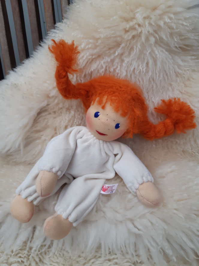 Pippi Langstrumpf, Pippi Puppe, Waldorfart, Schlamperle, handgemachte Stoffpuppe, Kuschelpuppe, eigene Puppe herstellen lassen, Puppenhandwerk, ökologische Kinderpuppe, Puppe aus bio-fairem Naturmaterial