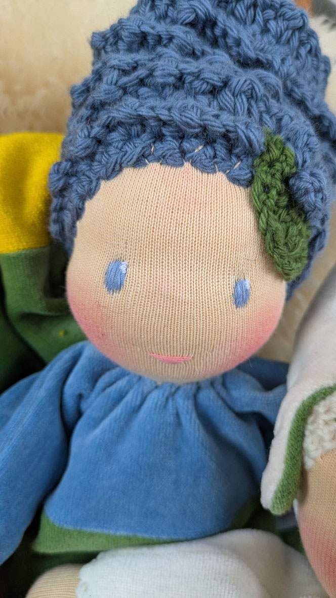 handgemachte Stoffpuppe kaufen, Waldorfart, Blütenkind-Schlamperle, Frühblüher, Schneeglöckchen, Hyazinthe, Narzisse, Osterglocke, Primelchen, Jahreszeitentisch, erste Puppe, lebenslanger Begleiter, eigene Puppe herstellen lassen, ökologische Kinderpuppe