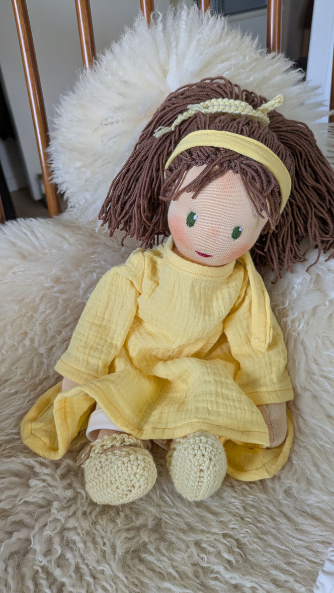 handgemachte Stoffpuppe kaufen, Waldorfart, eigene Puppe anfertigen lassen, individuelle Wunschpuppe, Puppenhandwerk,  Heilungspuppe, inneres Kind Puppe, Puppenfreundin fürs Leben, ökologische Stoffpuppe, bio-fair, Selbstfürsorge, diverse Puppen