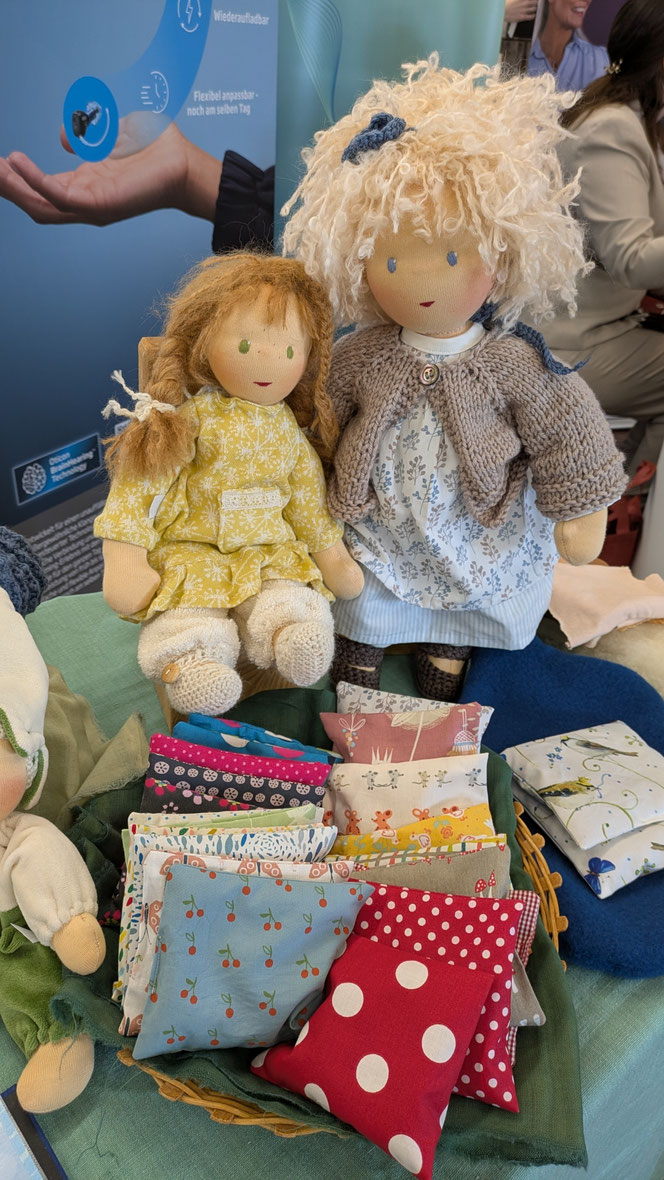 Puppenmacherin, handgemachte Stoffpuppe kaufen, Waldorfart, individuelle Wunschpuppe anfertigen lassen, eigene Puppe herstellen lassen, visionäre Frauenmesse, Jork, Altes Land, ökologische Kinderpuppe, diverse Puppen,Therapiepuppe, Kinder empowern