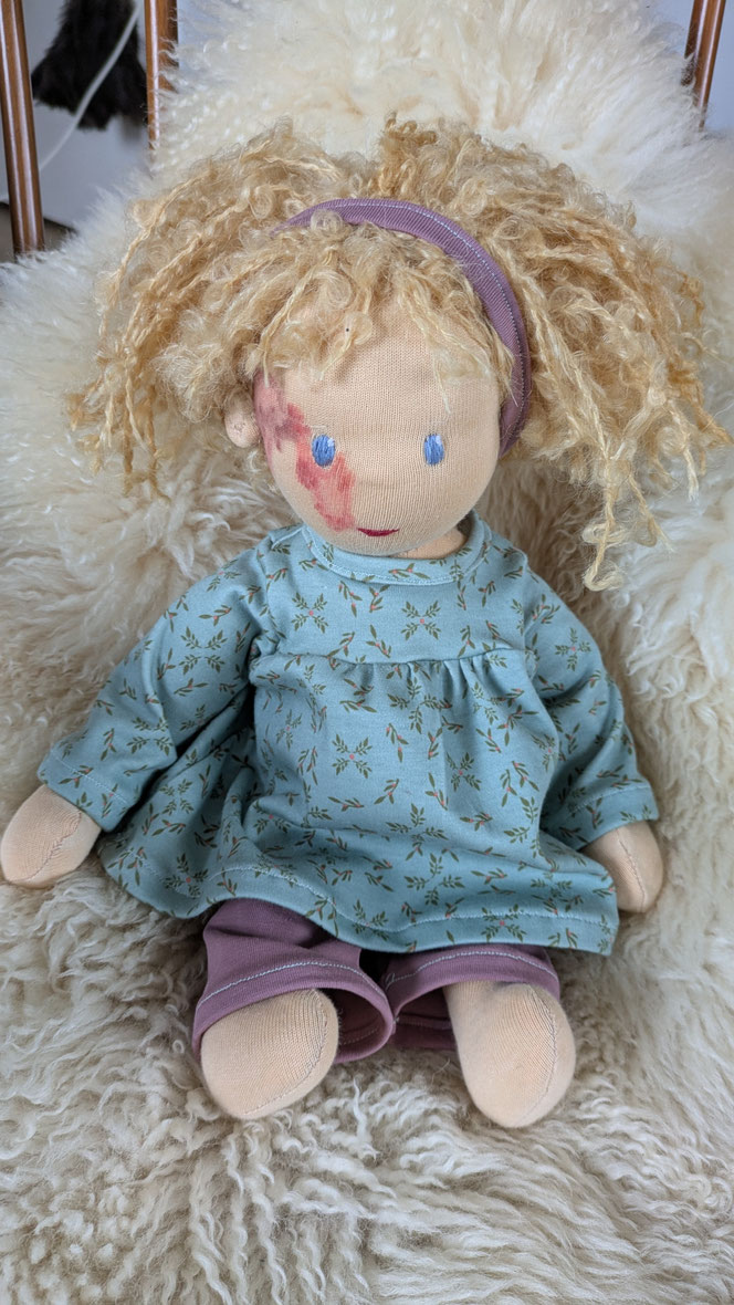 handgemachte Stoffpuppe kaufen, Waldorfart, eigene Puppe anfertigen lassen,individuelle Wunschpuppe, Puppenhandwerk, Puppe die aussieht wie mein Kind, nach Kinderfotos, Puppe mit Feuermal, Naevus flammeus, Hautstigma, Hautauffälligkeit, Hifsmittel, Empowe
