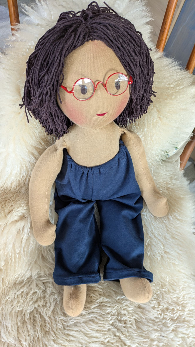 asiatische Puppe, POC-Puppe, Vielfalt und Repräsentation im Kinderzimmer, diverse Puppen, Empowerment, handgemachte Stoffpuppe kaufen, Waldorfart, individuelle Wunschpuppe, eigene Puppe herstellen lassen, die aussieht wie mein Kind, vorurteilsfrei erziehe
