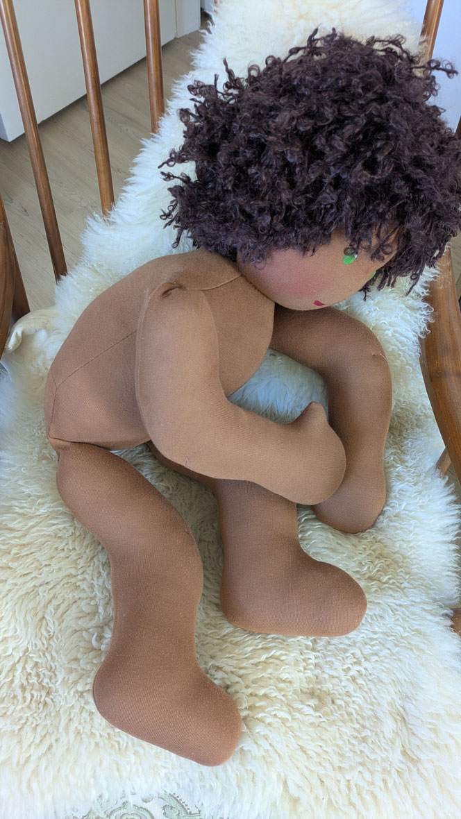 Vojtapuppe, Demopuppe, Bobathpuppe, Puppe für Kinderphysiotherapie, weiche bewegliche Therapiepuppe mit anbeugbaren Gliedern, handgemachte Stoffpuppe kaufen, Waldorfart, eigene individuelle Wunschpuppe herstellen lassen, PoC-Puppe, schwarze Puppe, Babypup