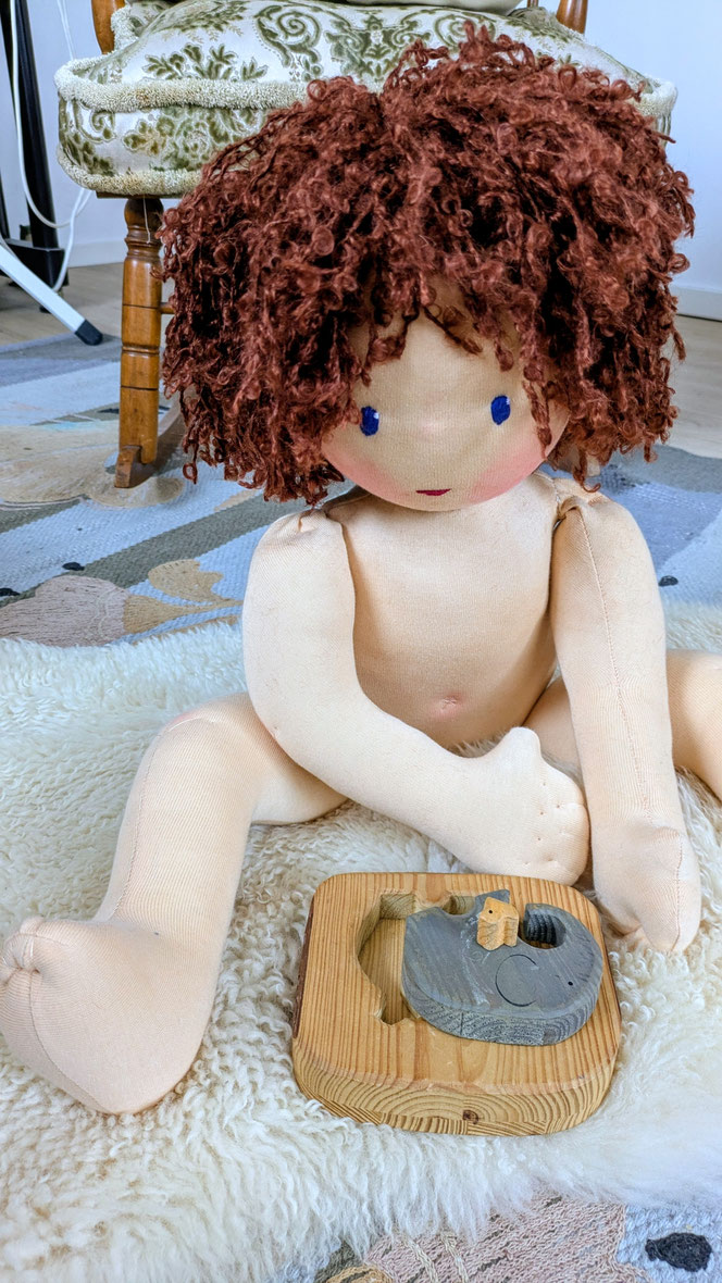 Therapiepuppe für die Kinderphysiotherapie nach z.B. Vojta oder Bobath, Demopuppe, Schulungspuppe, Übungspuppe, weiche bewegliche Therapiepuppe mit anbeugbaren Gliedern, handgemachte Stoffpuppe kaufen, Waldorfart, flexible lebensgroße Babypuppe