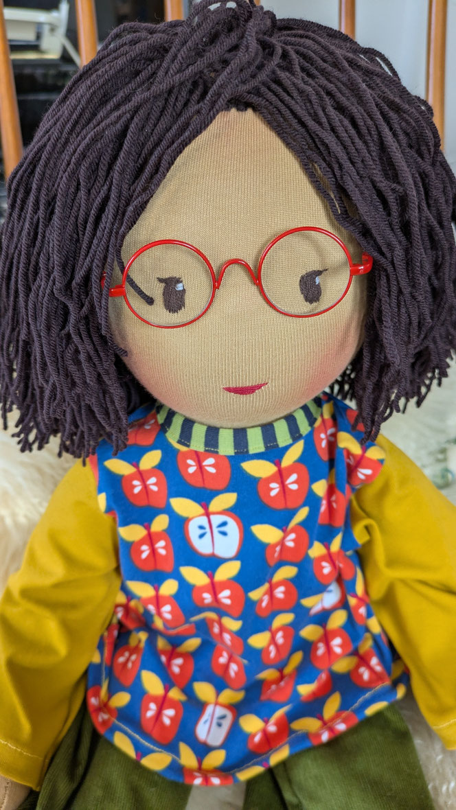 asiatische Puppe, POC-Puppe, Vielfalt und Repräsentation im Kinderzimmer, diverse Puppen, Empowerment, handgemachte Stoffpuppe kaufen, Waldorfart, individuelle Wunschpuppe, eigene Puppe herstellen lassen, die aussieht wie mein Kind, vorurteilsfrei erziehe