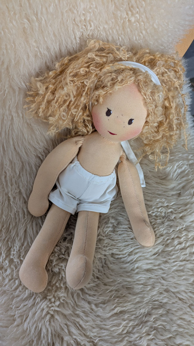 handgemachte Stoffpuppe kaufen, Waldorfart, eigene Heilungspuppe anfertigen lassen, inneres Kind Puppe, individuelle Wunschpuppe, Puppenhandwerk, Puppe nach alten Kinderfotos herstellen lassen, Anteilearbeit, Selbstfürsorge, sich selbst umarmen