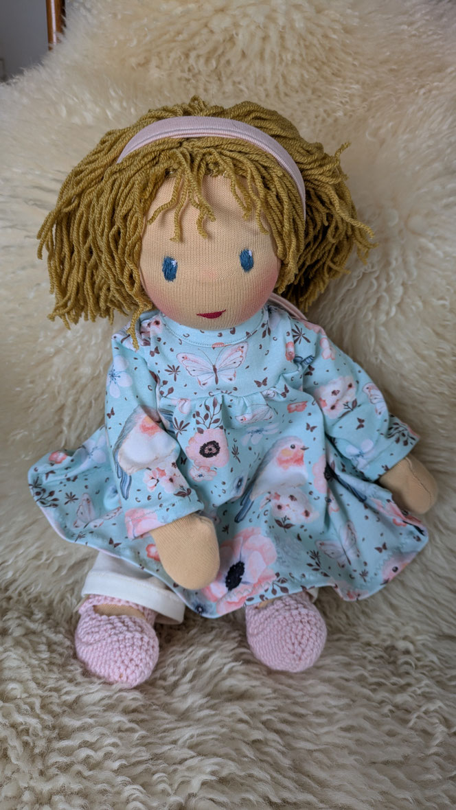 handgemachte Stoffpuppe kaufen, Waldorfart, eigene Heilungspuppe anfertigen lassen, inneres Kind Puppe, Waldorfart, individuelle Wunschpuppe, Puppenhandwerk, Anteilearbeit, Bindungstrauma, Sonnenkind, Puppenfreundin, bio-fair, Naturmaterial