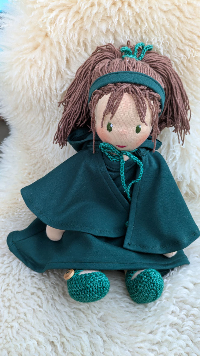 handgemachte Stoffpuppe kaufen, Waldorfart, eigene Puppe anfertigen lassen, individuelle Wunschpuppe, Puppenhandwerk,  Heilungspuppe, inneres Kind Puppe, Puppenfreundin fürs Leben, ökologische Stoffpuppe, bio-fair, Selbstfürsorge, diverse Puppen