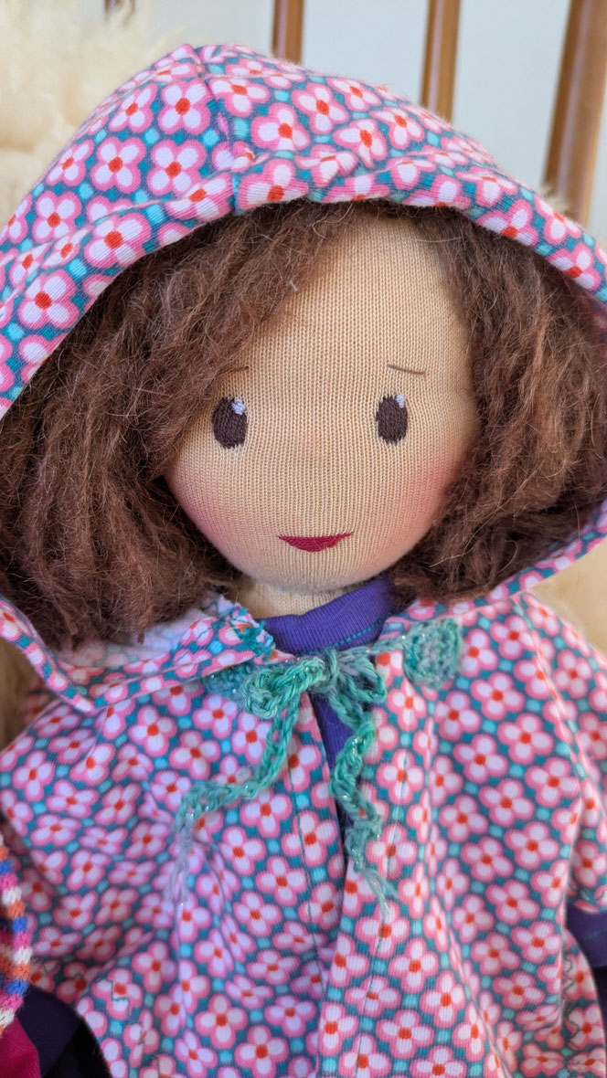 handgemachte Stoffpuppe kaufen, Waldorfart, eigene Puppe anfertigen lassen, Zuckertütenpuppe, Schultütenpuppe, Einschulungsgeschenk, individuelle Wunschpuppe, Puppenhandwerk, lebenslange Puppenfreunde, Puppe nach Kinderfotos herstellen lassen, bio-fair