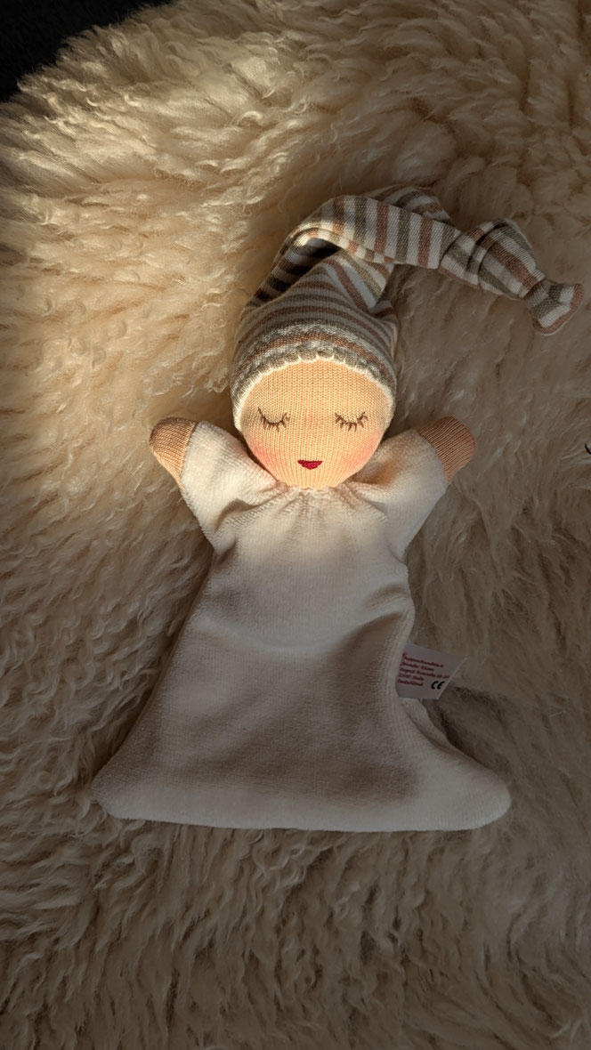 Nuckelpüppchen, Geburtsgeschenk, Taufgeschenk, erste Puppe, Greifling, Waldorfart, handgemachte Stoffpuppe kaufen, eigene Puppe herstellen lassen, Puppe anfertigen lassen, die aussieht wie mein Kind, bio-faire Naturmaterialien, Puppenhandwerk, ökologisch