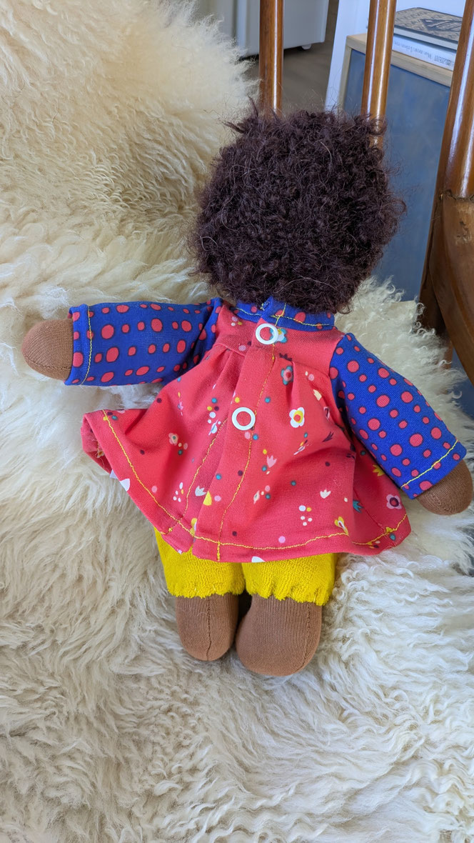 handgemachte Stoffpuppe kaufen, PoC-Puppe, PoC-Püppchen, schwarze Puppe, afrikanische Puppe, Diversität im Kinderzimmer, diskriminierungssensibel, vorurteilsfrei, Waldorfart, eigene Puppe anfertigen lassen, individuelle Wunschpuppe, Puppenhandwerk