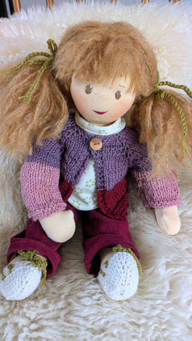 handgemachte Stoffpuppe kaufen, Waldorfart, eigene Puppe anfertigen lassen, individuelle Wunschpuppe, Puppenhandwerk,  Heilungspuppe, inneres Kind Puppe, Puppenfreundin fürs Leben, ökologische Stoffpuppe, bio-fair, Selbstfürsorge, diverse Puppen