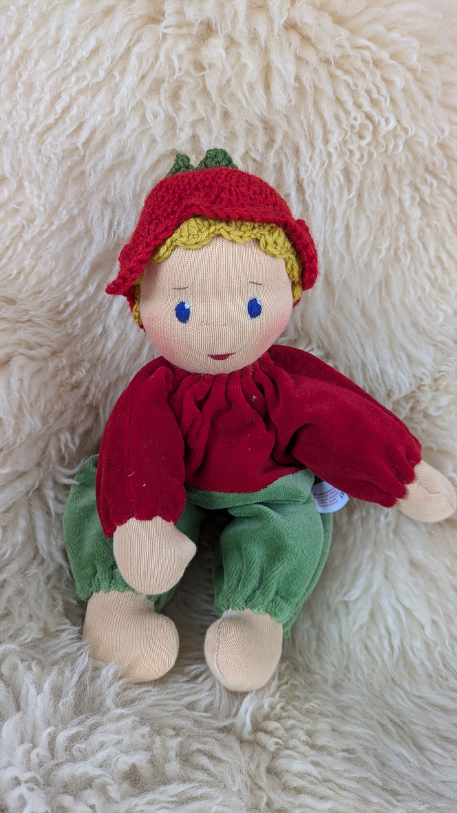 handgemachte Stoffpuppe kaufen, Waldorfart, Blütenkind-Schlamperle, Frühblüher, Schneeglöckchen, Hyazinthe, Narzisse, Osterglocke, Primelchen, Jahreszeitentisch, erste Puppe, lebenslanger Begleiter, eigene Puppe herstellen lassen, ökologische Kinderpuppe