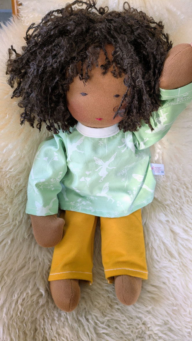 schwarze Puppe, afrodeutsche Puppe, Vielfalt und Repräsentation im Kinderzimmer, diverse Puppen, Empowerment, handgemachte Stoffpuppe kaufen, Waldorfart, individuelle Wunschpuppe, eigene Puppe herstellen lassen, die aussieht wie mein Kind, Puppenjunge