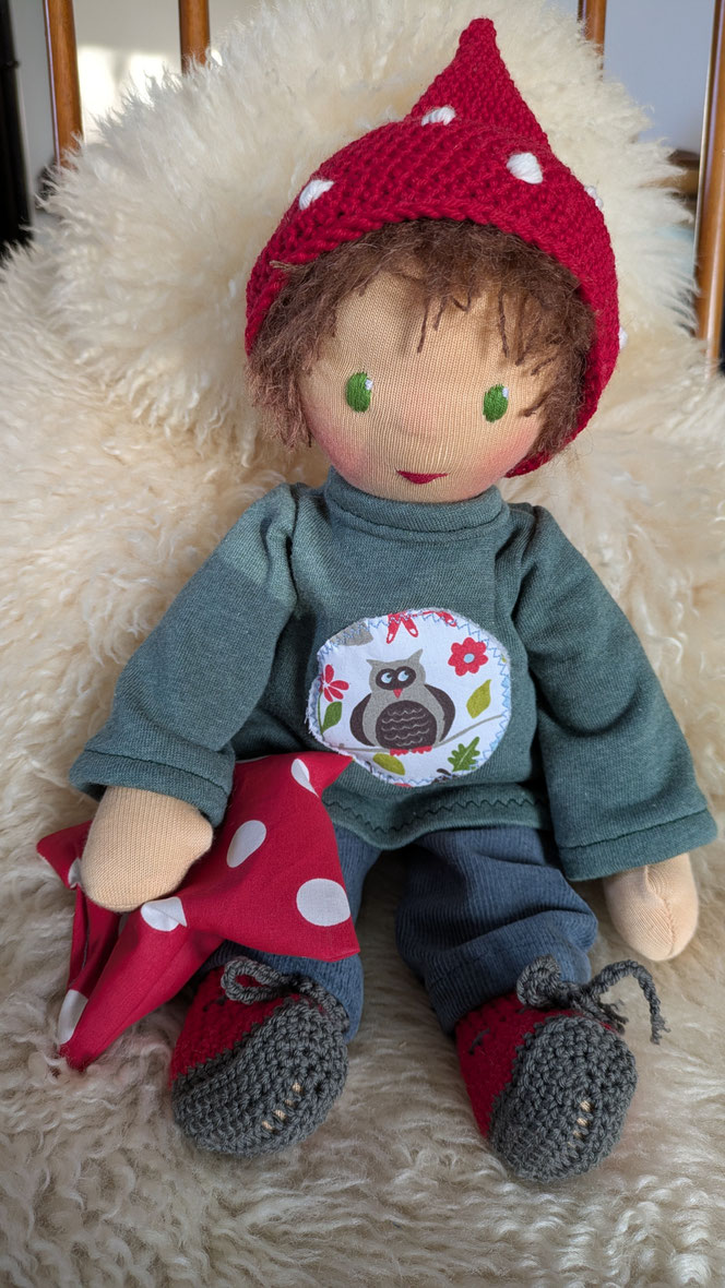 Willi Waldzwerg, handgemachte Stoffpuppe kaufen, Annette Sperling, singende Waldzwerge, Waldmusikpädagogik, individuelle Wunschpuppe, Puppenhandwerk, Waldorfart, eigene Puppe anfertigen lassen, Puppe aus Naturmaterialien, Fliegenpilzpuppe, Ökopuppe