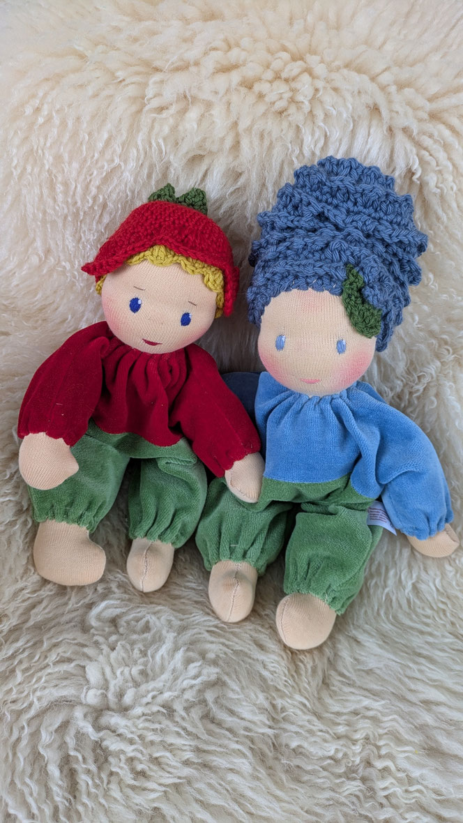 handgemachte Stoffpuppe kaufen, Waldorfart, Blütenkind-Schlamperle, Frühblüher, Schneeglöckchen, Hyazinthe, Narzisse, Osterglocke, Primelchen, Jahreszeitentisch, erste Puppe, lebenslanger Begleiter, eigene Puppe herstellen lassen, ökologische Kinderpuppe