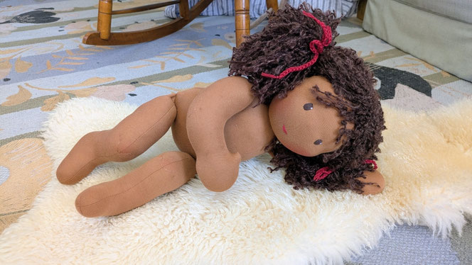 Therapiepuppe für die Kinderphysiotherapie nach z.B. Vojta oder Bobath, Demopuppe, Schulungspuppe, Übungspuppe, weiche bewegliche Therapiepuppe mit anbeugbaren Gliedern, handgemachte Stoffpuppe kaufen, Waldorfart, flexible lebensgroße Babypuppe
