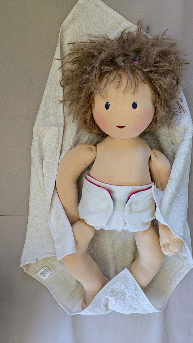 Therapiepuppe für die Kinderphysiotherapie nach z.B. Vojta oder Bobath, Demopuppe, Schulungspuppe, Übungspuppe, weiche bewegliche Therapiepuppe mit anbeugbaren Gliedern, handgemachte Stoffpuppe kaufen, Waldorfart, flexible lebensgroße Babypuppe