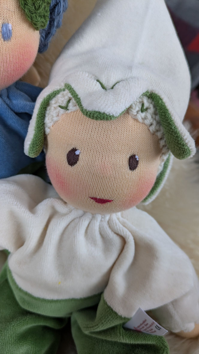 handgemachte Stoffpuppe kaufen, Waldorfart, Blütenkind-Schlamperle, Frühblüher, Schneeglöckchen, Hyazinthe, Narzisse, Osterglocke, Primelchen, Jahreszeitentisch, erste Puppe, lebenslanger Begleiter, eigene Puppe herstellen lassen, ökologische Kinderpuppe