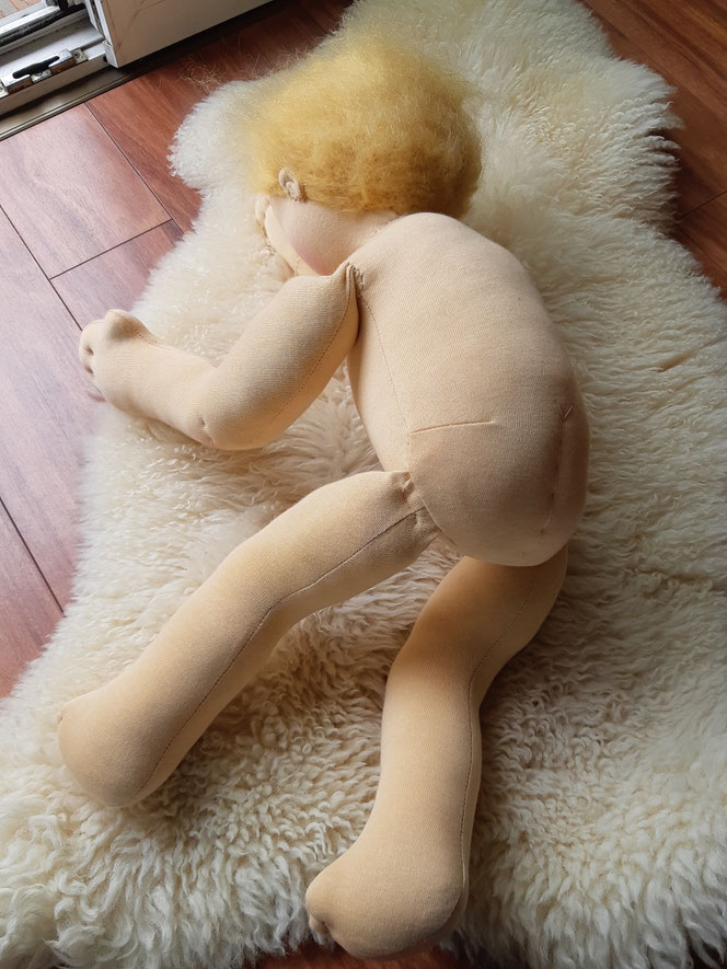 Therapiepuppe für die Kinderphysiotherapie nach z.B. Vojta oder Bobath, Demopuppe, Schulungspuppe, Übungspuppe, weiche bewegliche Therapiepuppe mit anbeugbaren Gliedern, handgemachte Stoffpuppe kaufen, Waldorfart, flexible lebensgroße Babypuppe