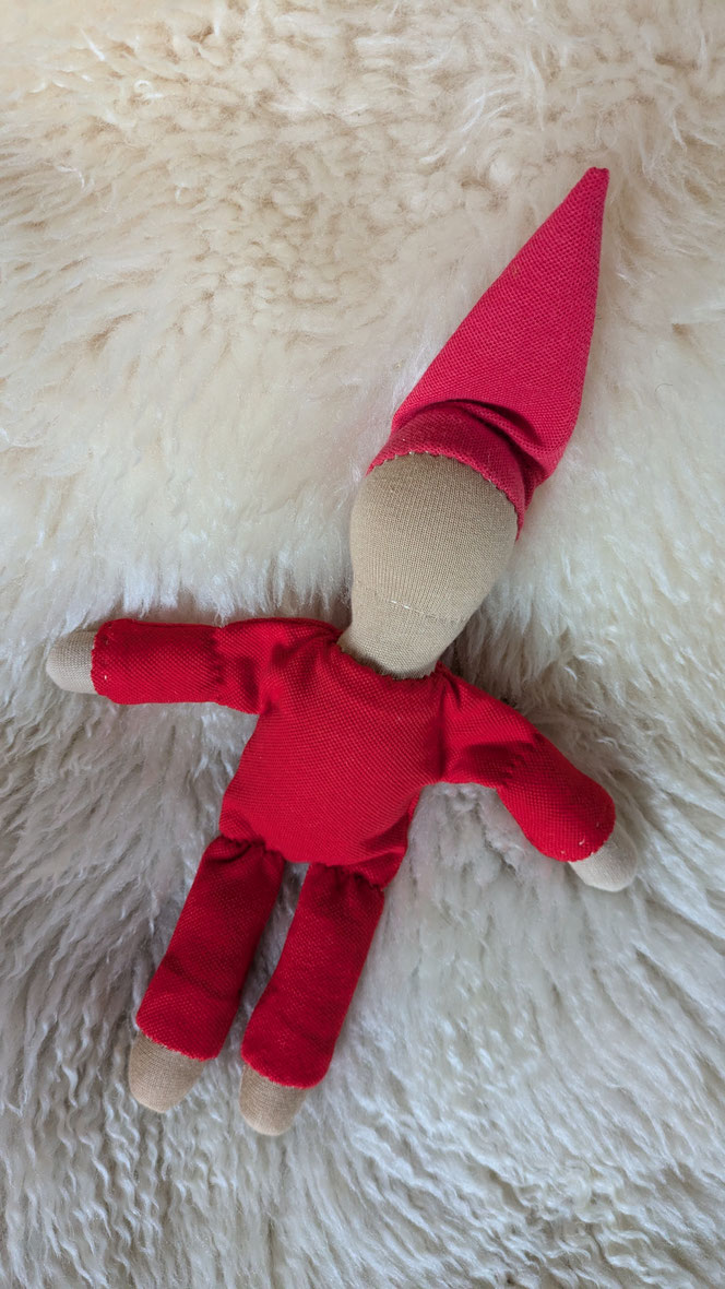 handgemachte Stoffpuppe kaufen, Waldorfart, eigene Puppe anfertigen lassen, individuelle Wunschpuppe, Puppendoktor, Stoffpuppe aus bio-fairen Naturmaterialien, Puppe nach Kinderfotos herstellen lassen, Lebensbegleiter, alte Puppe wiederherstellen lassen