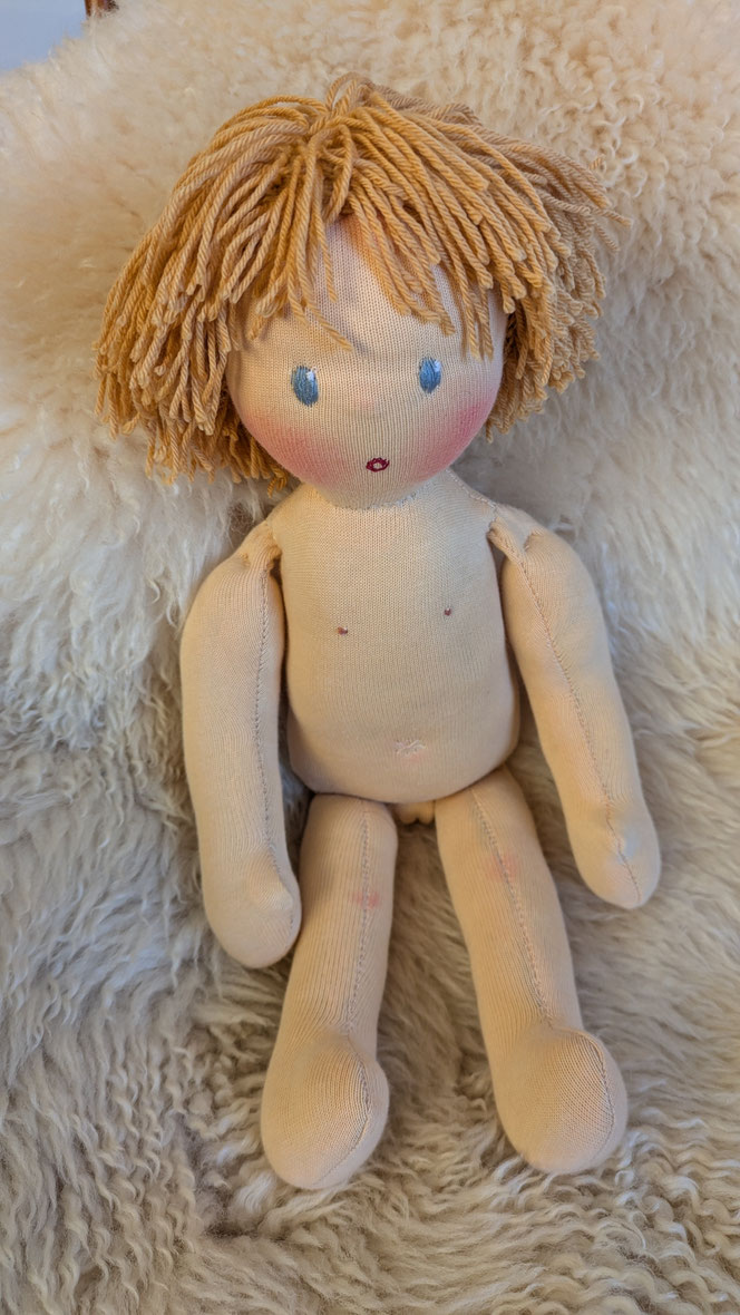 anatomische Puppen für den Kinderschutz, Puppen mit deutlich sichtbaren Geschlechtsmerkmalen, Jungenpuppe, Mädchenpuppe, Hilfsmittel für die Diagnostik bei Kindesmissbrauch, handgemachte Stoffpuppe kaufen, Waldorfart, Therapiepuppe, Wunschpuppe