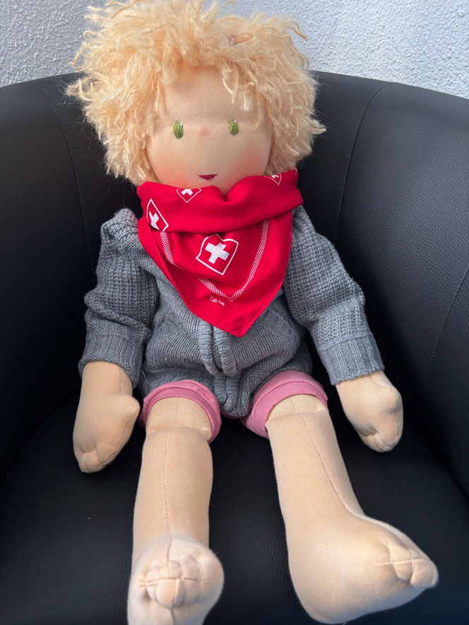 Therapiepuppe für die Kinderphysiotherapie nach z.B. Vojta oder Bobath, Demopuppe, Schulungspuppe, Übungspuppe, weiche bewegliche Therapiepuppe mit anbeugbaren Gliedern, handgemachte Stoffpuppe kaufen, Waldorfart, flexible lebensgroße Babypuppe