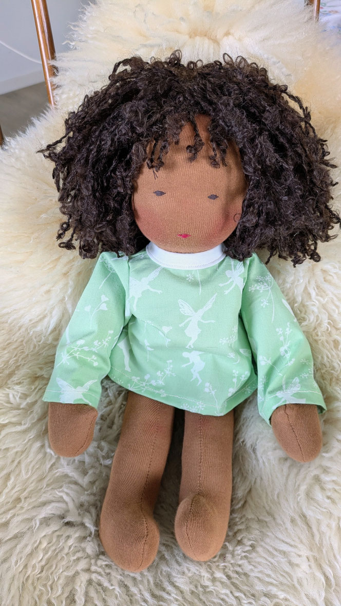 schwarze Puppe, afrodeutsche Puppe, Vielfalt und Repräsentation im Kinderzimmer, diverse Puppen, Empowerment, handgemachte Stoffpuppe kaufen, Waldorfart, individuelle Wunschpuppe, eigene Puppe herstellen lassen, die aussieht wie mein Kind, Puppenjunge
