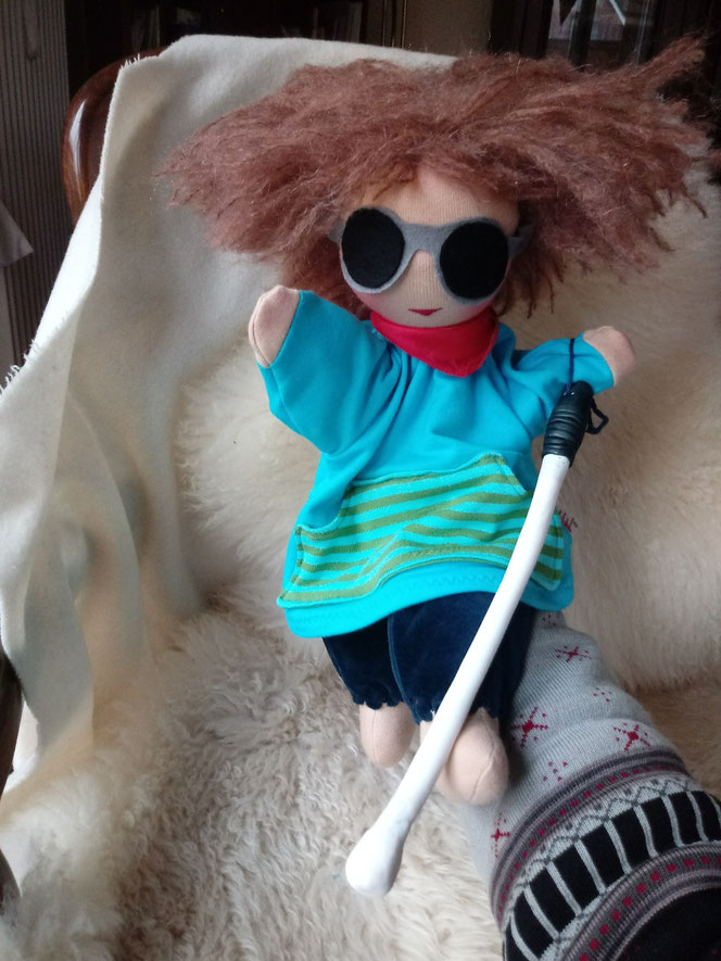 Stoffpuppe, Handpuppe, Waldorfart, blinde Puppe, Miteinander, Alle sind anders, Anderssein, Wunschpuppe, individuelle Puppe, Inklusion, blinde Puppe, Puppe für Kinder mit beesonderen Bedürfnissen, Behinderung, therapeutisches Puppenspiel