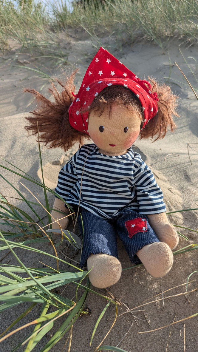 handgemachte Stoffpuppe kaufen, Piratenpuppe, Piratenmädchen, Waldorfart, eigene Puppe anfertigen lassen, individuelle Wunschpuppe, Puppenhandwerk, genderneutrale Puppe, Puppe die aussieht wie mein Kind, toughe coole Puppe, Kinder stärken, Kinder empowern