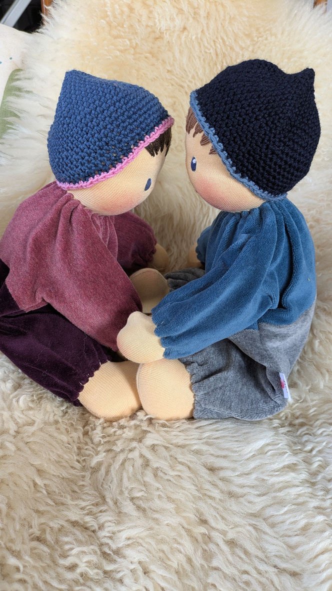 handgemachte Stoffpuppe kaufen, Waldorfart, individuelle Wunschpuppe, Schlamperle, eigene Puppe anfertigen lassen, die aussieht wie mein Kind, Puppe fürs Leben, ökofairliebt, ökologische Kinderpuppe, besonderes Taufgeschenk, Geburtsgeschenk, Naturmaterial