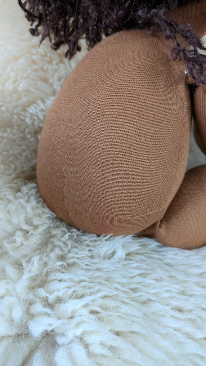 schwarze Puppe, PoC-Puppe, afrodeutsche Puppe, Vielfalt und Repräsentation im Kinderzimmer, diverse Puppen, Empowerment, handgemachte Stoffpuppe kaufen, Waldorfart, individuelle Wunschpuppe, eigene Puppe herstellen lassen, die aussieht wie mein Kind