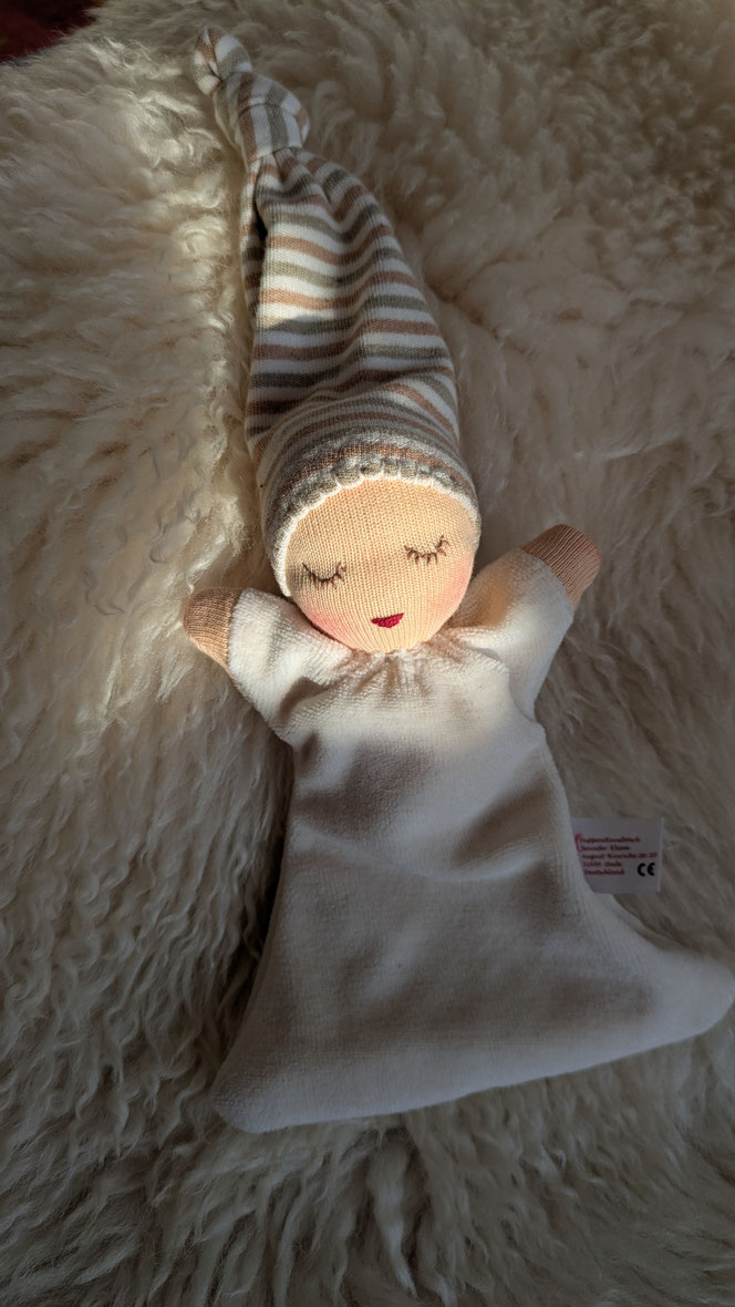 Nuckelpüppchen, Geburtsgeschenk, Taufgeschenk, erste Puppe, Greifling, Waldorfart, handgemachte Stoffpuppe kaufen, eigene Puppe herstellen lassen, Puppe anfertigen lassen, die aussieht wie mein Kind, bio-faire Naturmaterialien, Puppenhandwerk, ökologisch
