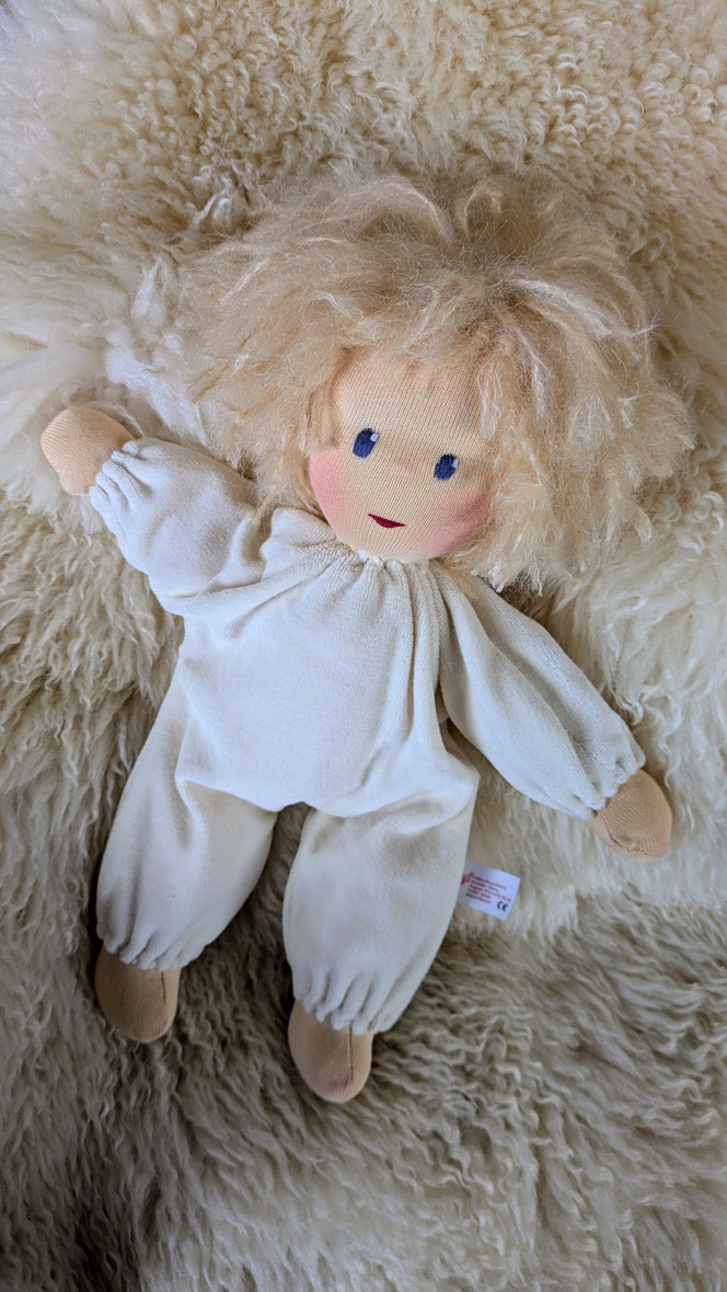 Heilungspuppe, das innere Kind heilen, inneres Kind Puppe, Waldorfart, handgemachte Stoffpuppe kaufen, eigene Puppe nach alten Kinderfotos anfertigen lassen, gewichtete Puppe, Gewichtspuppe, beschwerte Puppe, individuelle Wunschpuppe herstellen lassen