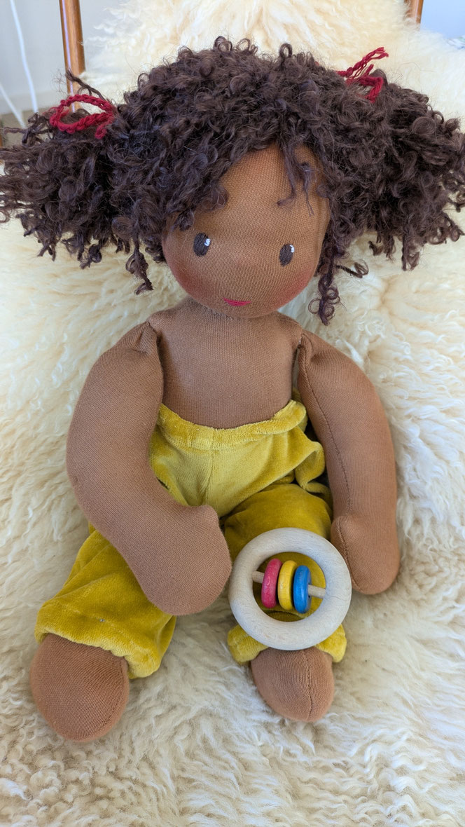 schwarze Puppe, afrodeutsche Puppe, Vielfalt und Repräsentation im Kinderzimmer, diverse Puppen, Empowerment, handgemachte Stoffpuppe kaufen, Waldorfart, individuelle Wunschpuppe, eigene Puppe herstellen lassen, die aussieht wie mein Kind, Puppenbaby