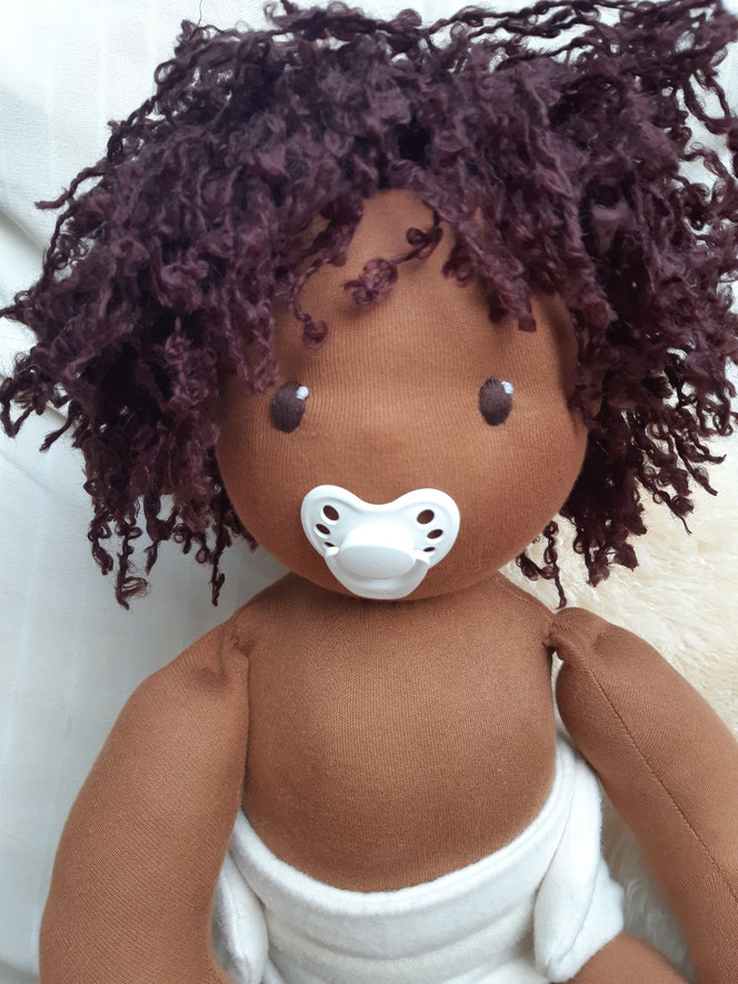 Bio-Stoffpuppe,  individuelle Puppe passend zum Kind, Waldorfart, schwarze Puppe, Empowerment, genderneutral, Babypuppe mit Schnuller, Wunschpuppe, bio-fair, ökofairliebt, Selbstakzeptanz, Naturmaterial, Puppenhandwerk, Sehr großes Puppenbaby, lebensgroß