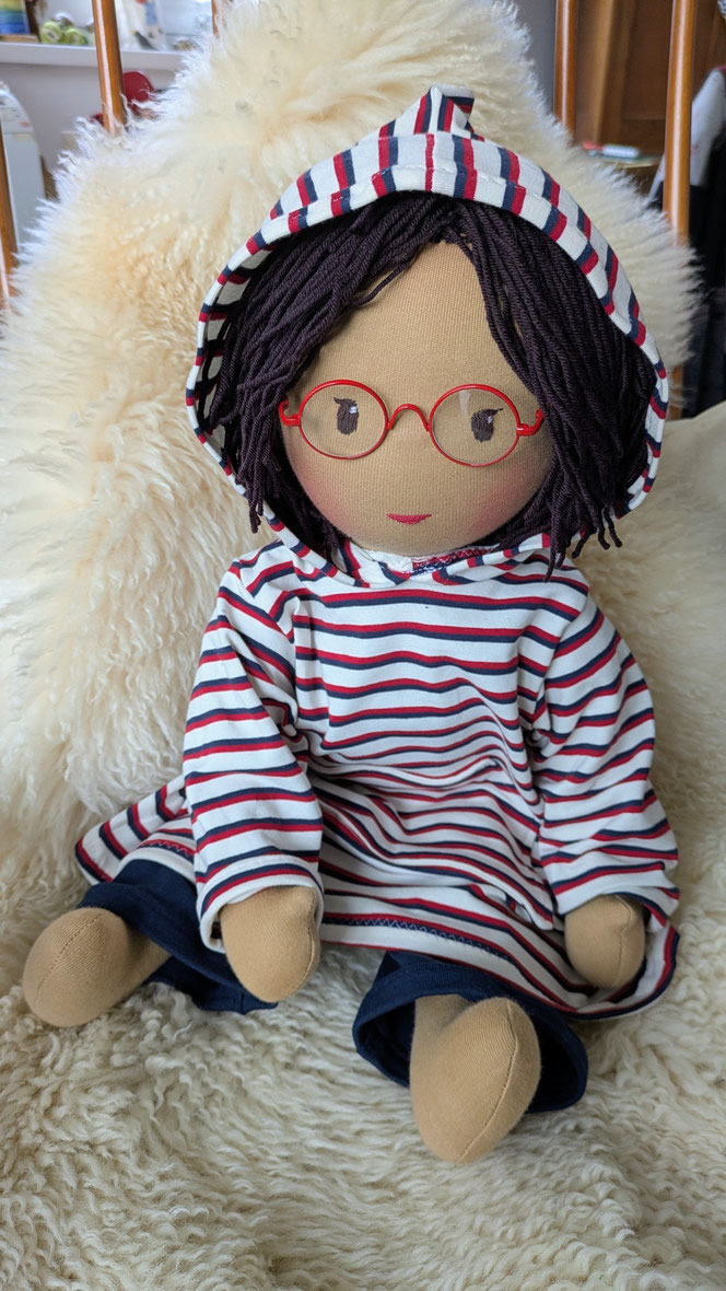 asiatische Puppe, POC-Puppe, Vielfalt und Repräsentation im Kinderzimmer, diverse Puppen, Empowerment, handgemachte Stoffpuppe kaufen, Waldorfart, individuelle Wunschpuppe, eigene Puppe herstellen lassen, die aussieht wie mein Kind, vorurteilsfrei erziehe