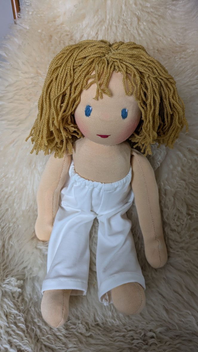 handgemachte Stoffpuppe kaufen, Waldorfart, eigene Heilungspuppe anfertigen lassen, inneres Kind Puppe, Waldorfart, individuelle Wunschpuppe, Puppenhandwerk, Anteilearbeit, Bindungstrauma, Sonnenkind, Puppenfreundin, bio-fair, Naturmaterial