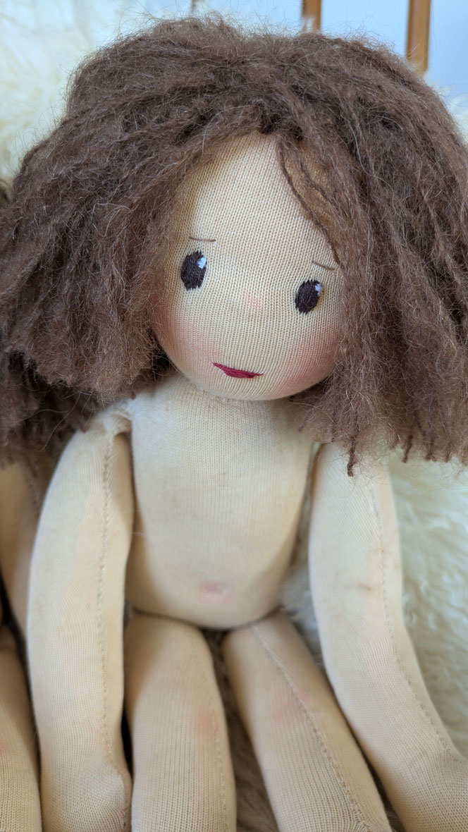 handgemachte Stoffpuppe kaufen, Waldorfart, eigene Puppe anfertigen lassen, Zuckertütenpuppe, Schultütenpuppe, Einschulungsgeschenk, individuelle Wunschpuppe, Puppenhandwerk, lebenslange Puppenfreunde, Puppe nach Kinderfotos herstellen lassen, bio-fair