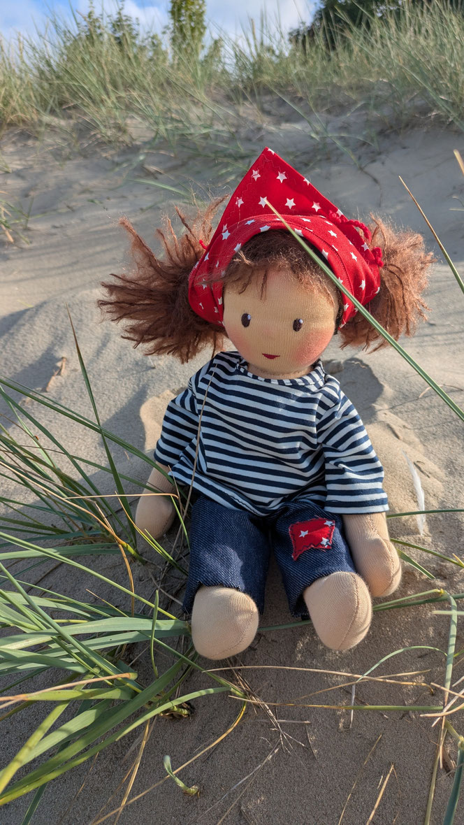 handgemachte Stoffpuppe kaufen, Piratenpuppe, Piratenmädchen, Waldorfart, eigene Puppe anfertigen lassen, individuelle Wunschpuppe, Puppenhandwerk, genderneutrale Puppe, Puppe die aussieht wie mein Kind, toughe coole Puppe, Kinder stärken, Kinder empowern