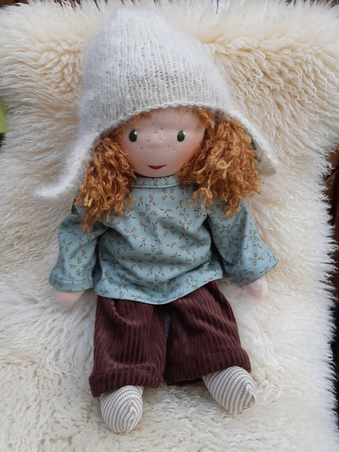 Bio-Stoffpuppe, individuelle Puppe passend zum Kind, Waldorfart, inneres Kind heilen, innere Kind Puppe, Wunschpuppe, Heilungspuppe, handgefertigte Puppe, handgemachte Puppe, hochwertig, Entwicklungstrauma, Bindungstrauma, Anteilearbeit, Puppenhandwerk