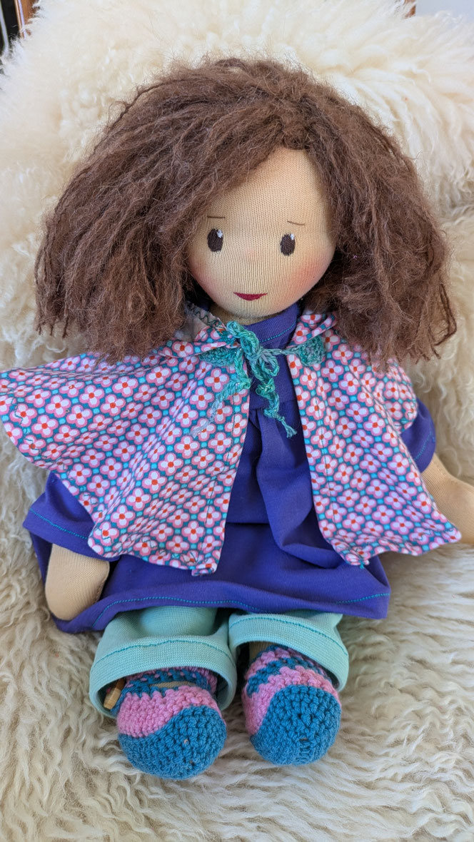 handgemachte Stoffpuppe kaufen, Waldorfart, eigene Puppe anfertigen lassen, Zuckertütenpuppe, Schultütenpuppe, Einschulungsgeschenk, individuelle Wunschpuppe, Puppenhandwerk, lebenslange Puppenfreunde, Puppe nach Kinderfotos herstellen lassen, bio-fair