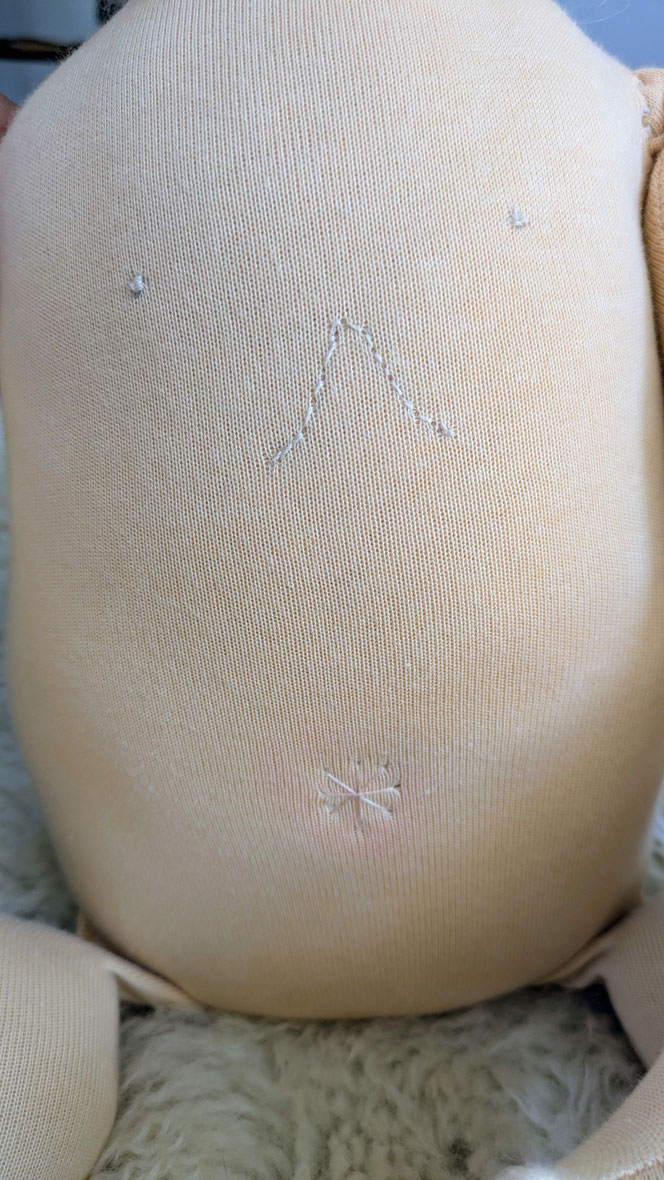 handgemachte Therapiepuppe für die PT-Pädiatrie, nach z.B. Vojta oder Bobath, Demopuppe, Schulungspuppe, Übungspuppe, weiche bewegliche Säuglingspuppe mit anbeugbaren Gliedern, Waldorfart, pädiatrische Ergotherapie, pädiatrische Therapiehilfsmittel kaufen