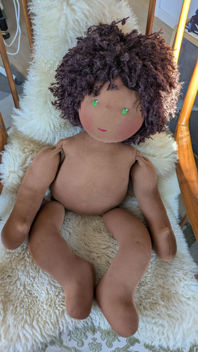 Vojtapuppe, Demopuppe, Bobathpuppe, Puppe für Kinderphysiotherapie, weiche bewegliche Therapiepuppe mit anbeugbaren Gliedern, handgemachte Stoffpuppe kaufen, Waldorfart, eigene individuelle Wunschpuppe herstellen lassen, PoC-Puppe, schwarze Puppe